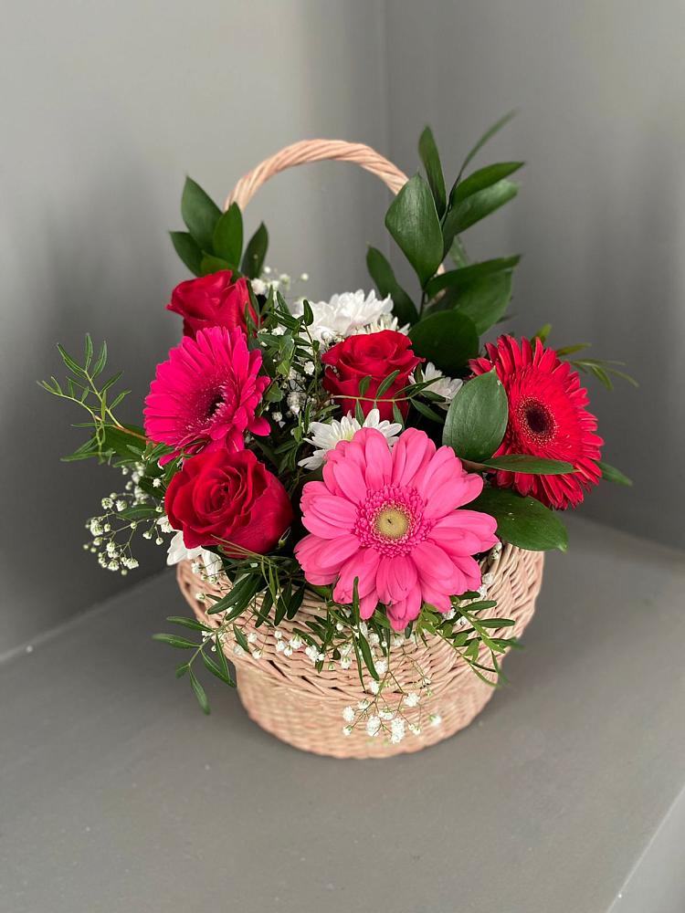 Композиция радостное событие в Хабаровске Цветочная композиция из Розы, Хризантемы и Герберы в корзине в Хабаровске