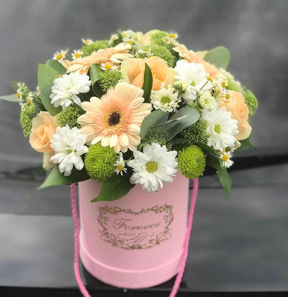 Композиция маленькая прелесть в Хабаровске Цветочная композиция из Розы, Герберы и Хризантемы в шляпной коробке в Хабаровске