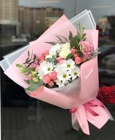 Букет цветов из: Розы, Лизиантусы и Хризантемы в Хабаровске